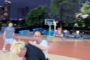 怎么防文班？布伦森：不要让他在弱侧协防 我们会调动他进行轮转
